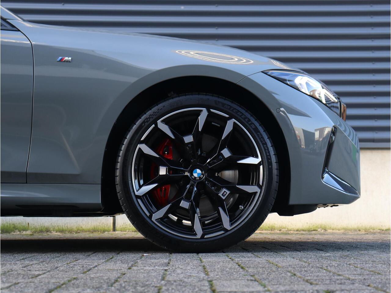 BMW 3-SERIE Touring 330e Individual Lak | M sportpakket Pro | Innovation Pack | Comfort Pack | Trekhaak | Panoramadak