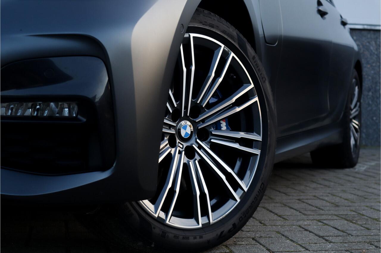 BMW 3-SERIE 330e High Ex M-Sport Frozen / Glazen dak / Adaptief onderstel / Electrische stoelen /