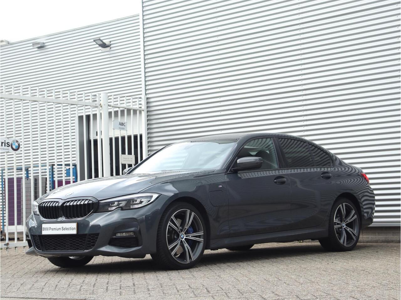 BMW 3-SERIE Sedan 330e | High Executive | M Sportpakket | Elektr. Stoelen | Comfort Access | Verwarmd Stuurwiel | Getint Glas | 19'' LMV