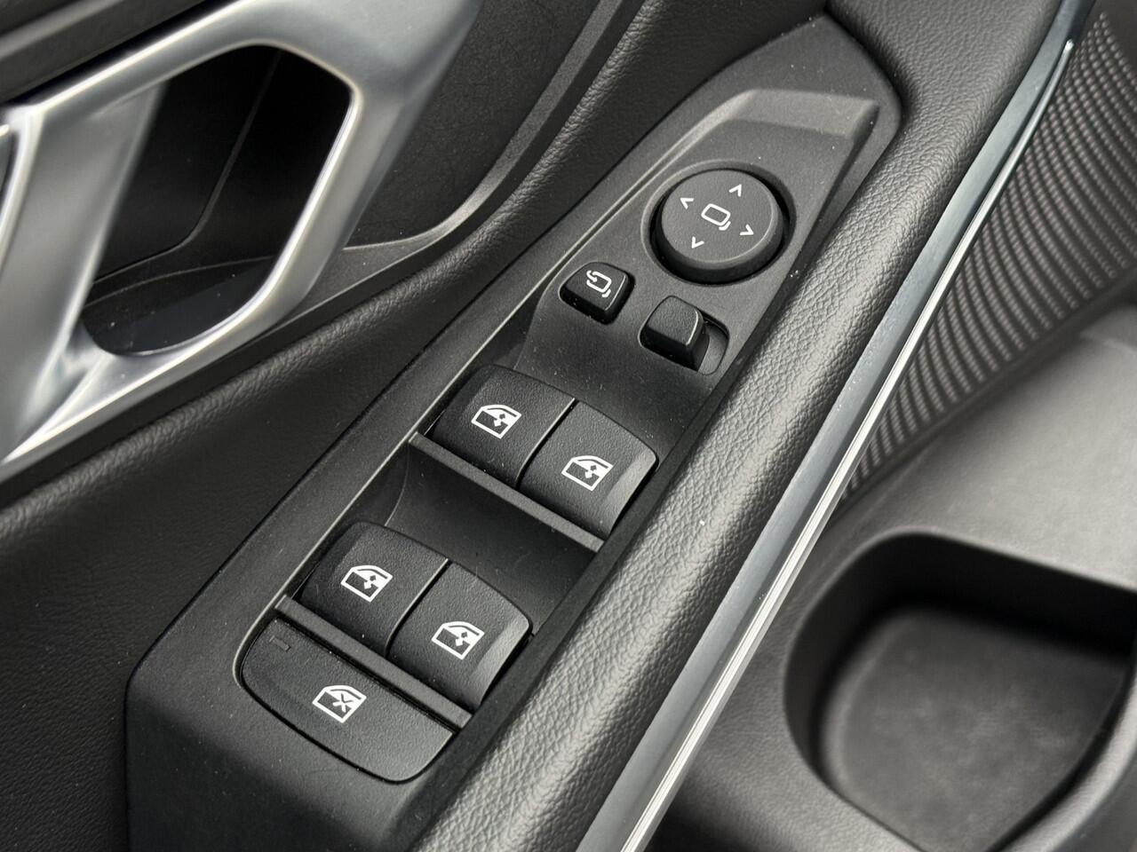 BMW 3-SERIE Sedan 320i | M-Sport | 20'' M-Performance | Sportstoel. | PDC v+a | Getint Glas