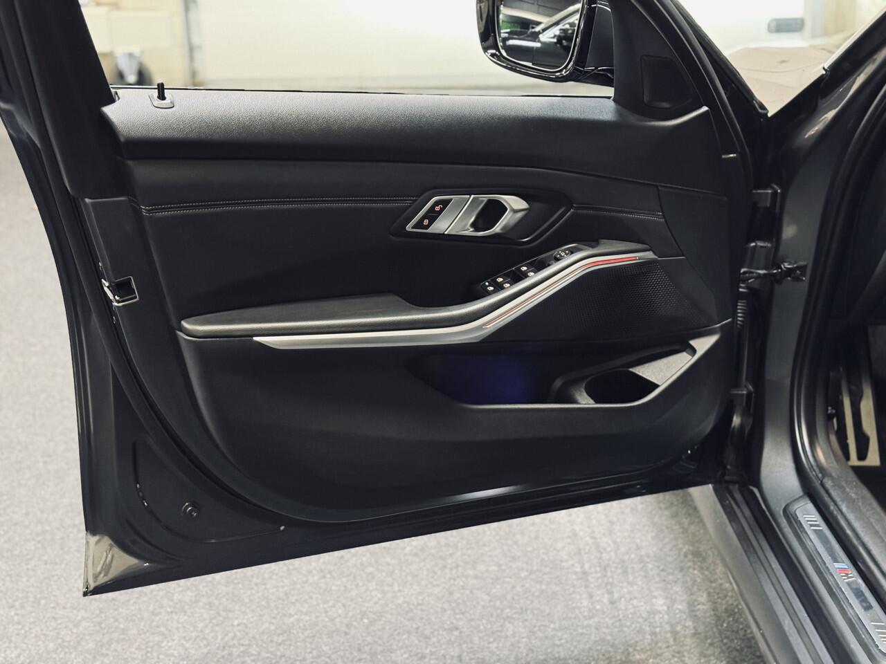 BMW 3-SERIE 320i High Ex. M-Sport ShadowLine | 19" | Leder | Trekhaak