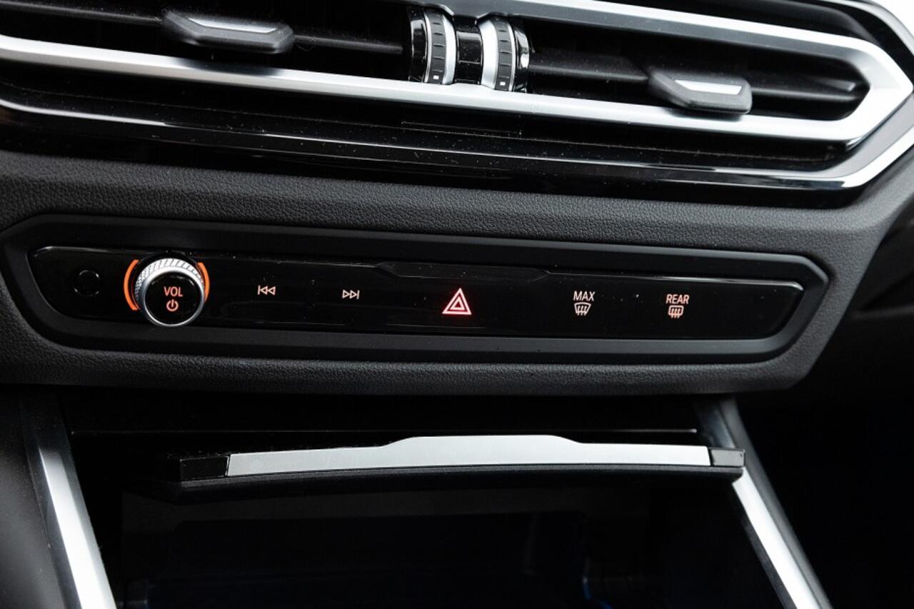 BMW 3-SERIE 320 e Business | Half LEDER | Full LED | NAVI | Trekhaak | PHEV Plug-in Hybrid