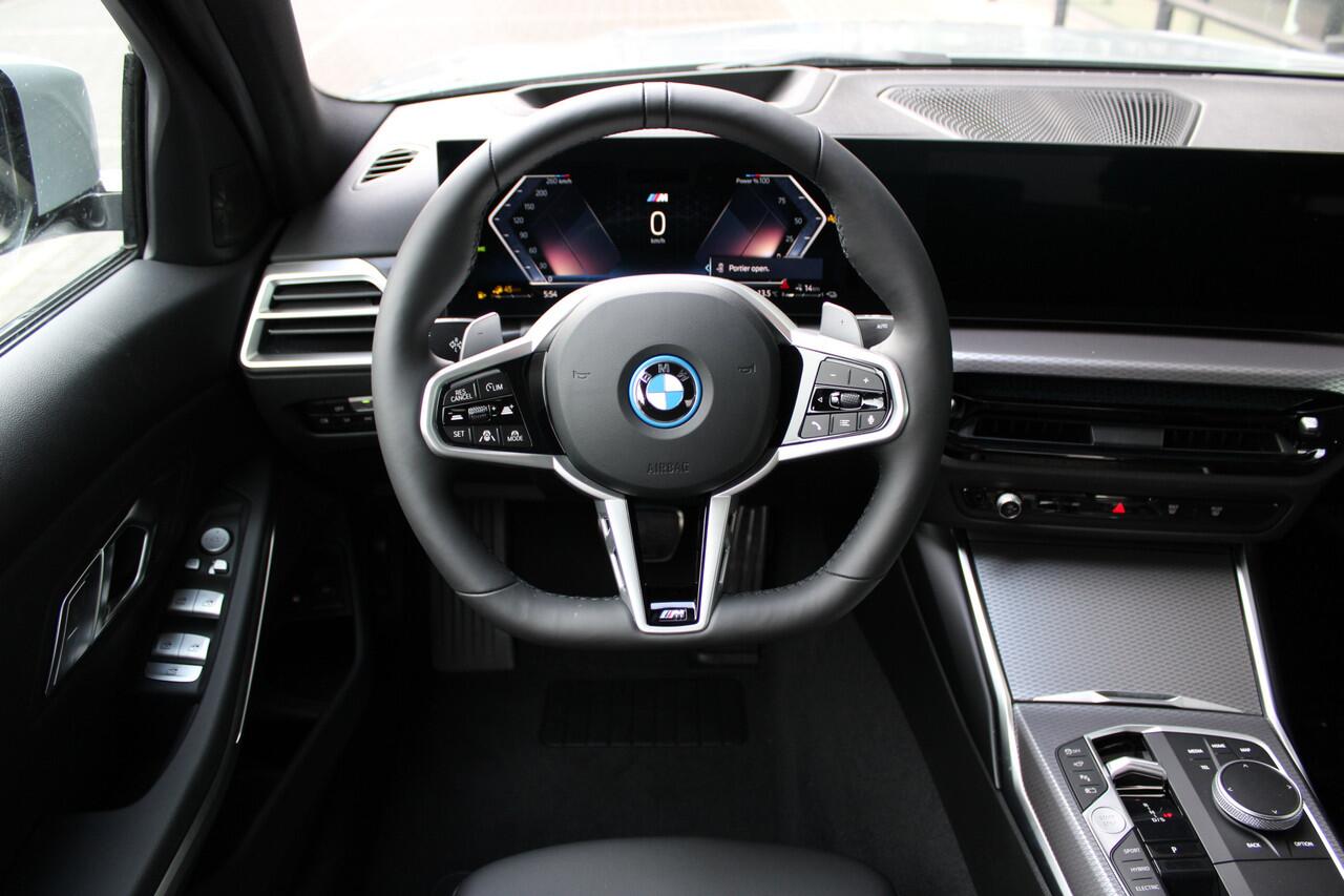 BMW 3-SERIE 330e High Executive M Sport Automaat / Schuif-kanteldak / Sportstoelen / Adaptieve LED / Parking Assistant Plus / Live Cockpit Professional / Stoelverwarming / Comfort Access