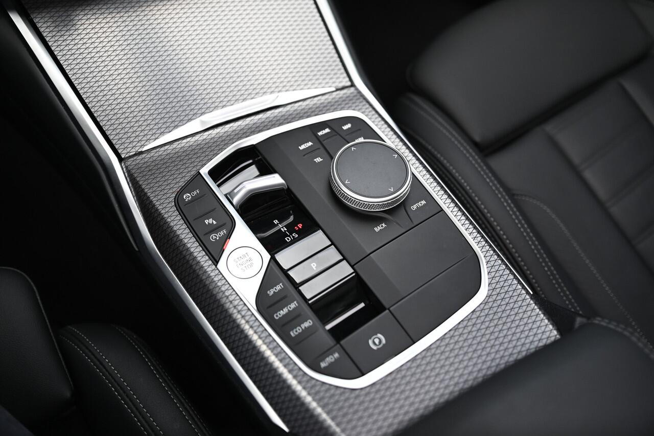 BMW 3-SERIE Touring 330i M Sport Automaat / Panoramadak / Sportstoelen / Adaptieve LED / Achteruitrijcamera / M Sportonderstel / Parking Assistant / Live Cockpit Professional