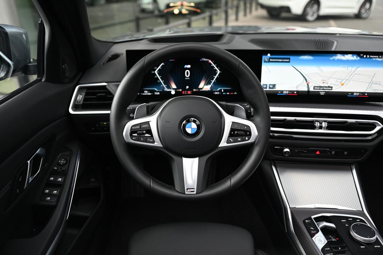 BMW 3-SERIE Touring 330i M Sport Automaat / Panoramadak / Sportstoelen / Adaptieve LED / Achteruitrijcamera / M Sportonderstel / Parking Assistant / Live Cockpit Professional