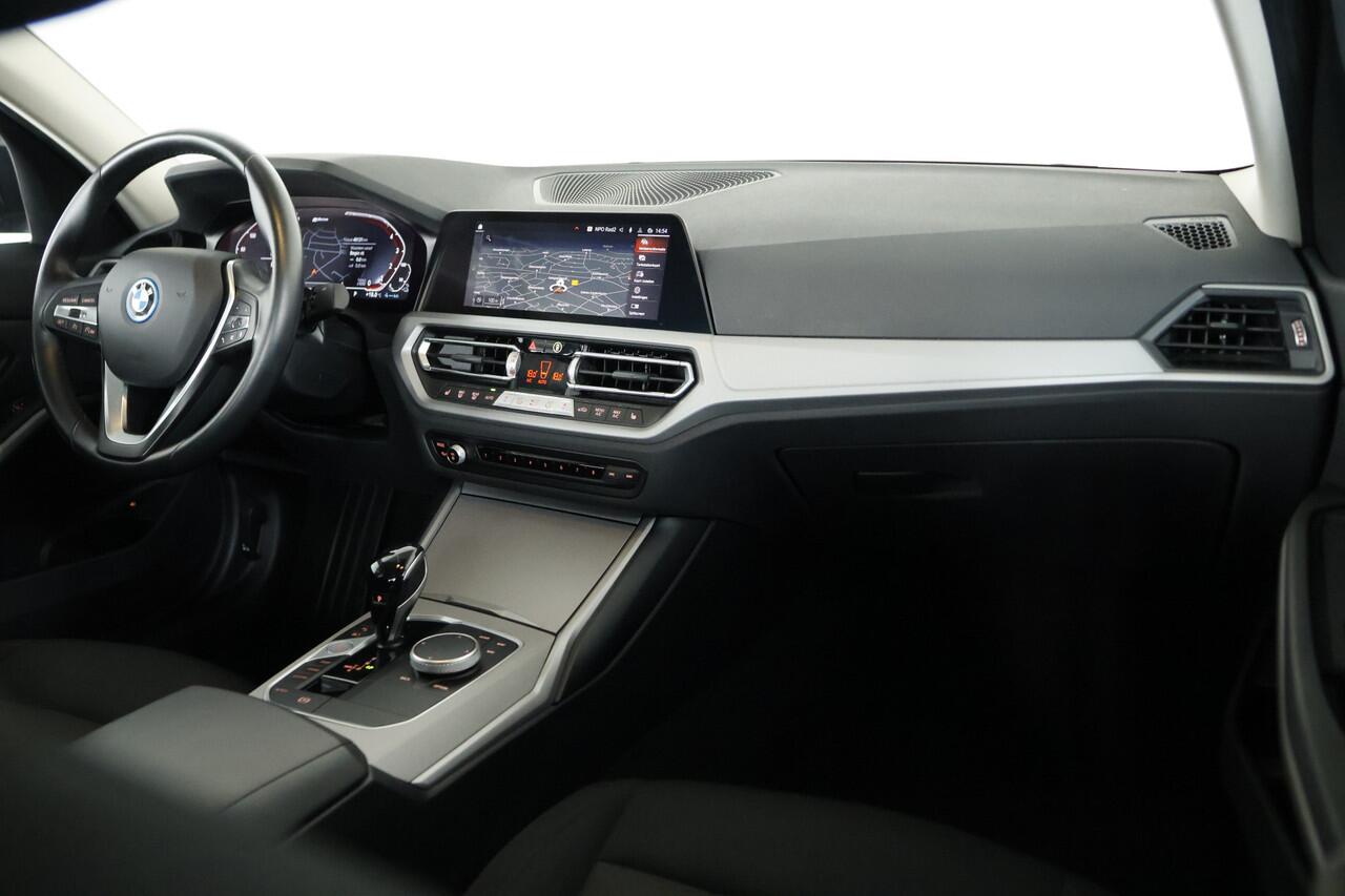 BMW 3-SERIE 320e / LED / Navi / CarPlay / Cam / Clima