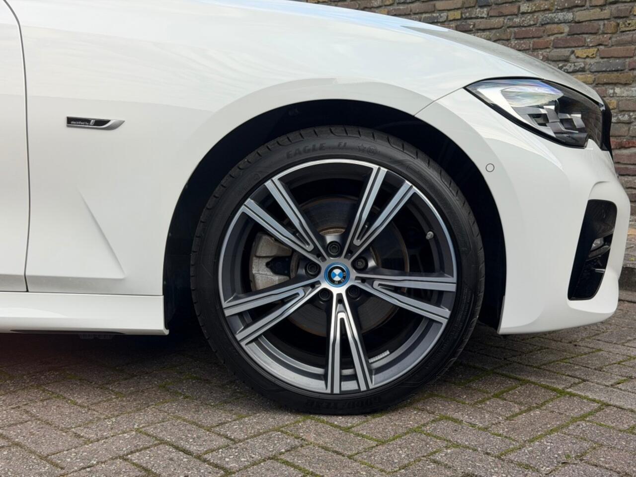BMW 3-SERIE 320E M-Sport Panodak 19 Inch Keyless