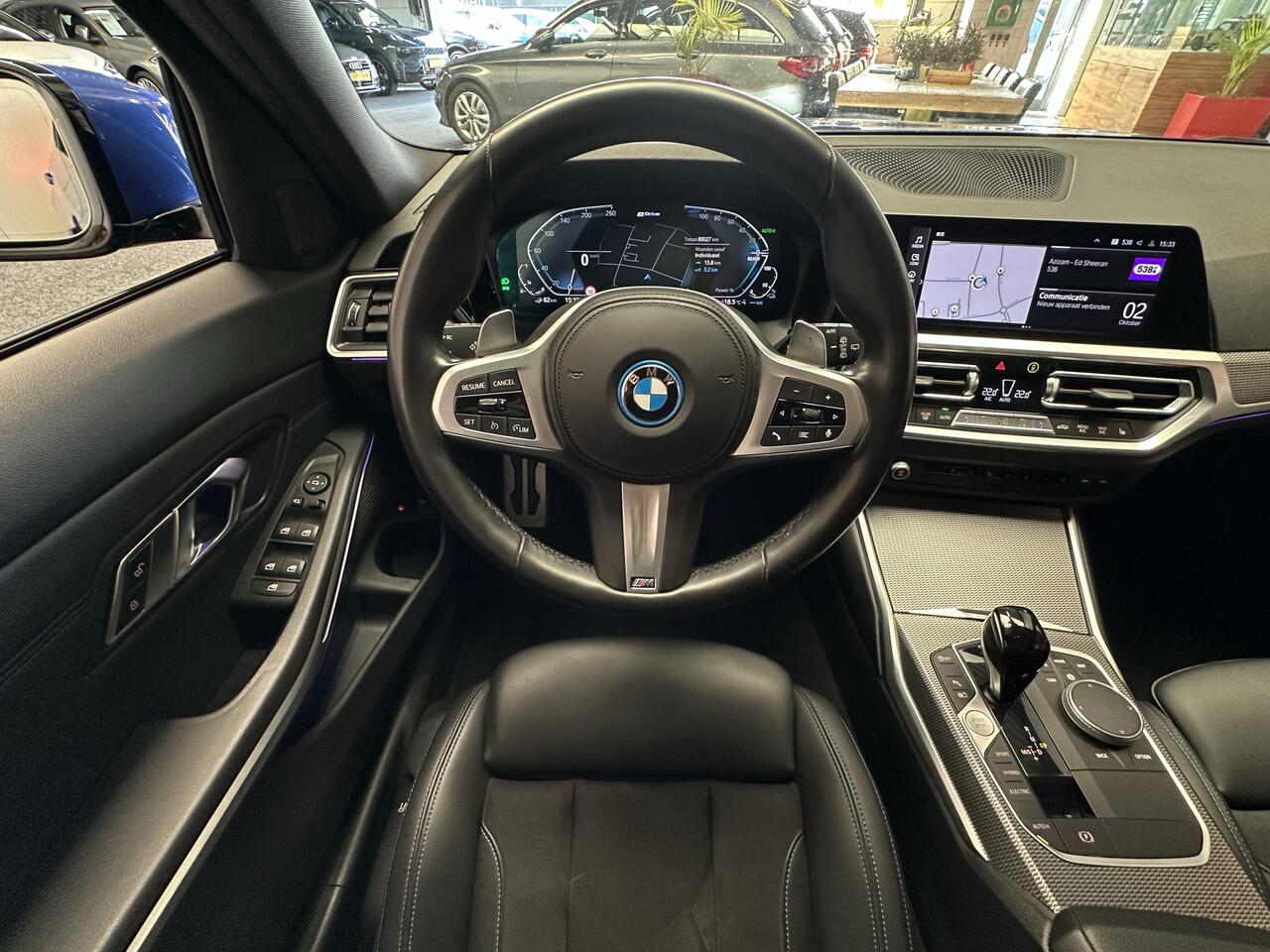 BMW 3-SERIE TOURING 330e XDRIVE 4x4 PHEV HIGH EXECUTIVE M PAKKET LEDER/ALCANTARA NAVIGATIE CRUISE CONTROL PANORAMA SCHUIF/KANTELDAK APPLE CARPLAY/ANDROID KEYLESS GO UITKLAPBARE TREKHAAK PDC ZEER MOOI !! 3010