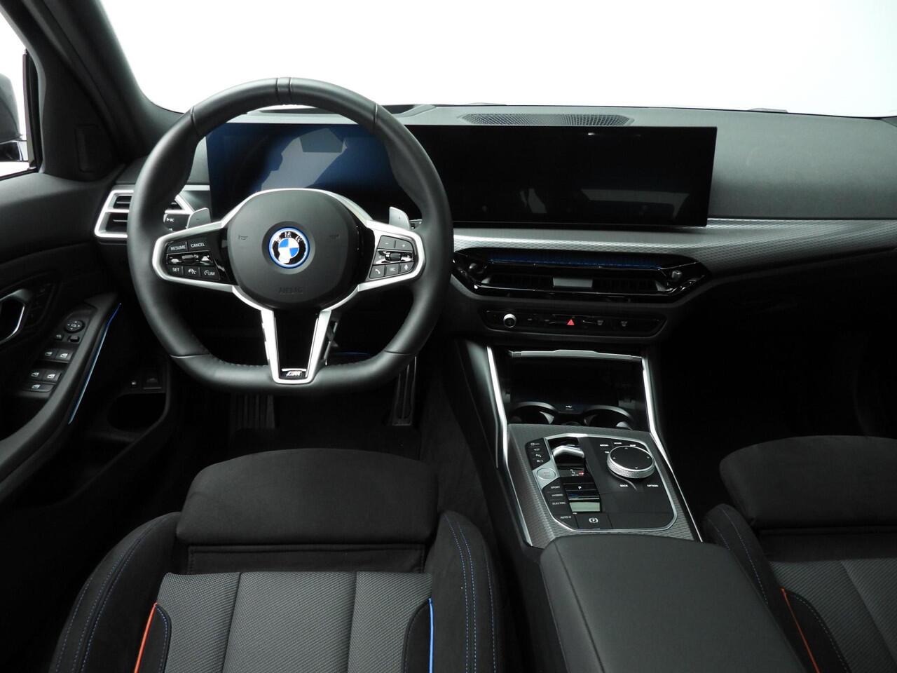 BMW 3-SERIE Touring 330e | M-Sportpakket | LED | HUD | Schuifdak | Active Cruise | Trekhaak | DAB | Hifi speakers | Alu 18 inch