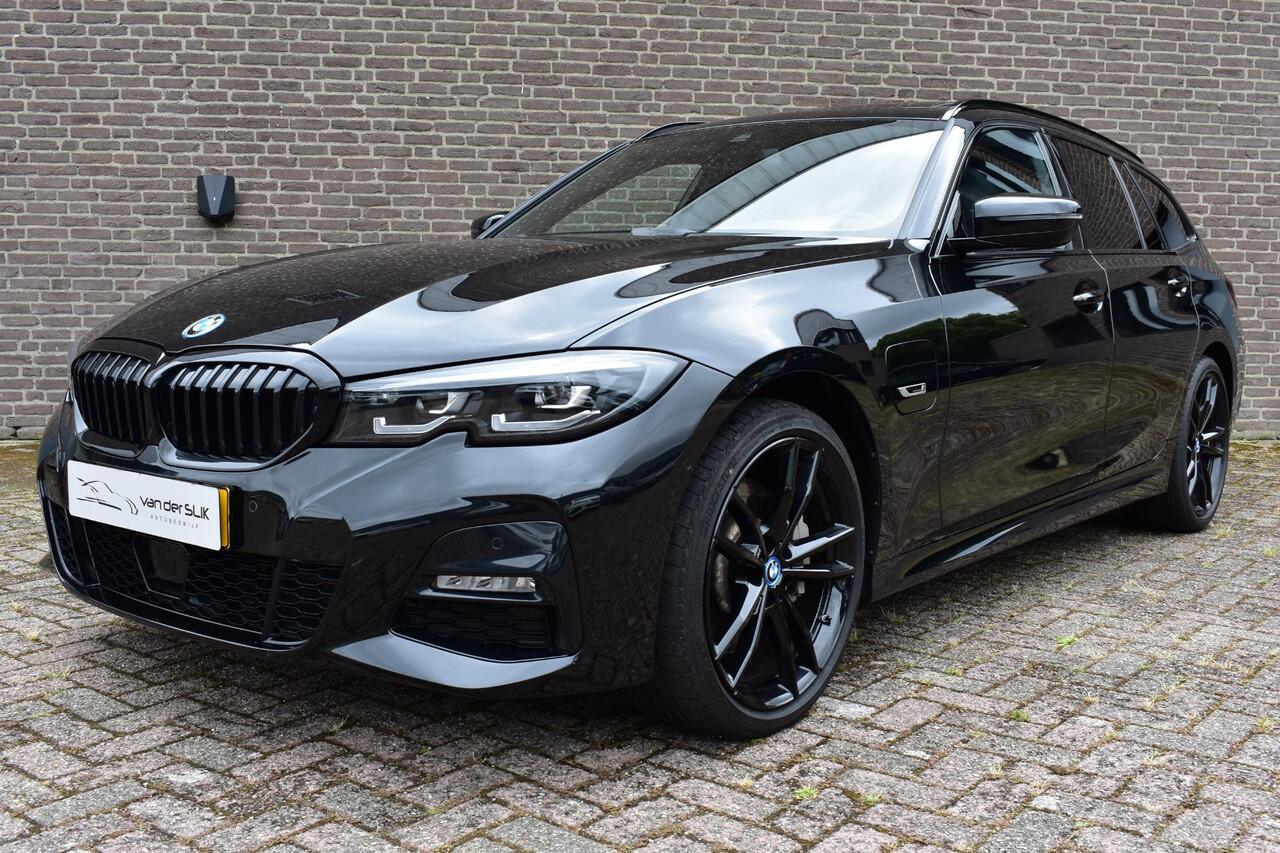 BMW 3-SERIE Touring 330e High Executive M-Pakket, Pano, Apple Carplay, Achteruitrijcamera, Carbon