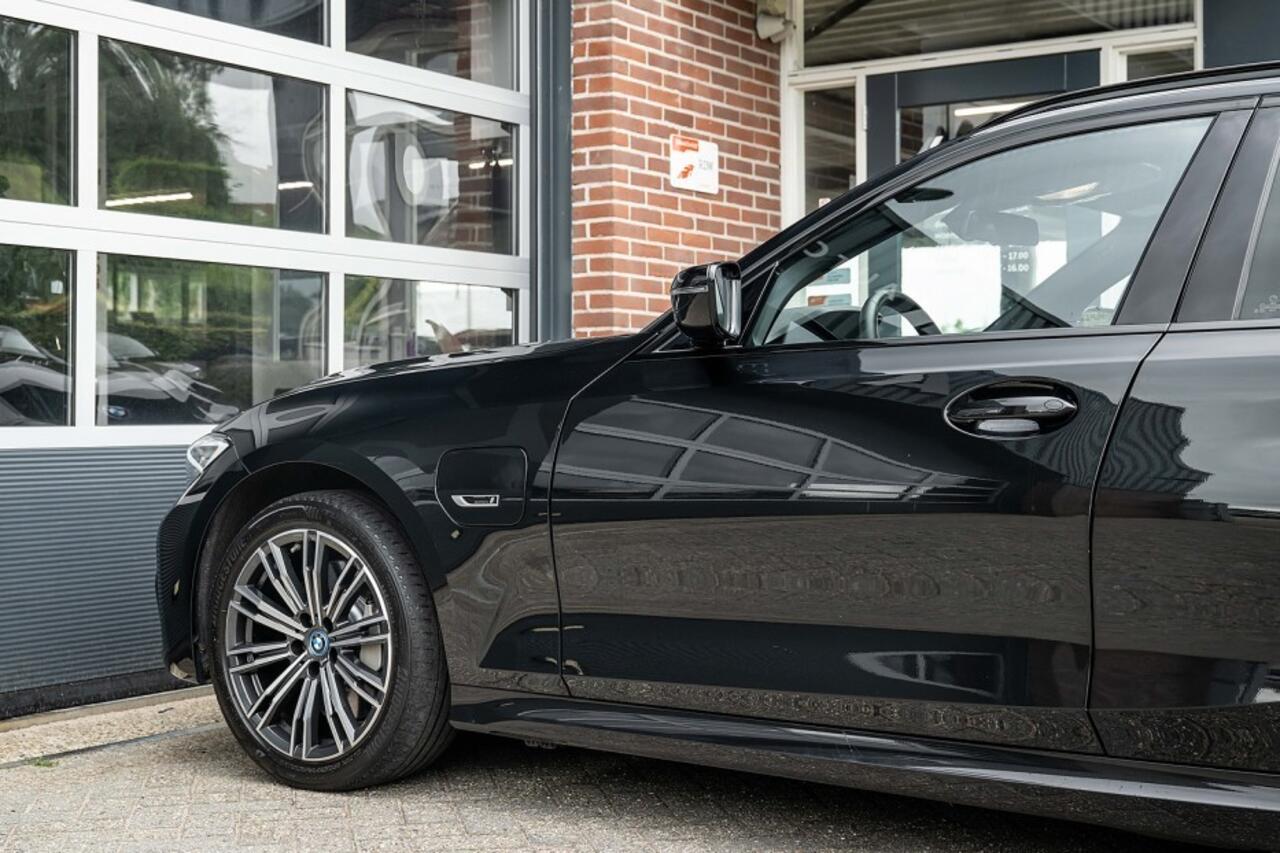 BMW 3-SERIE 330e xDrive M-Sport | Shadow | Adapt. Cruise | Trekhaak | 18' inch |