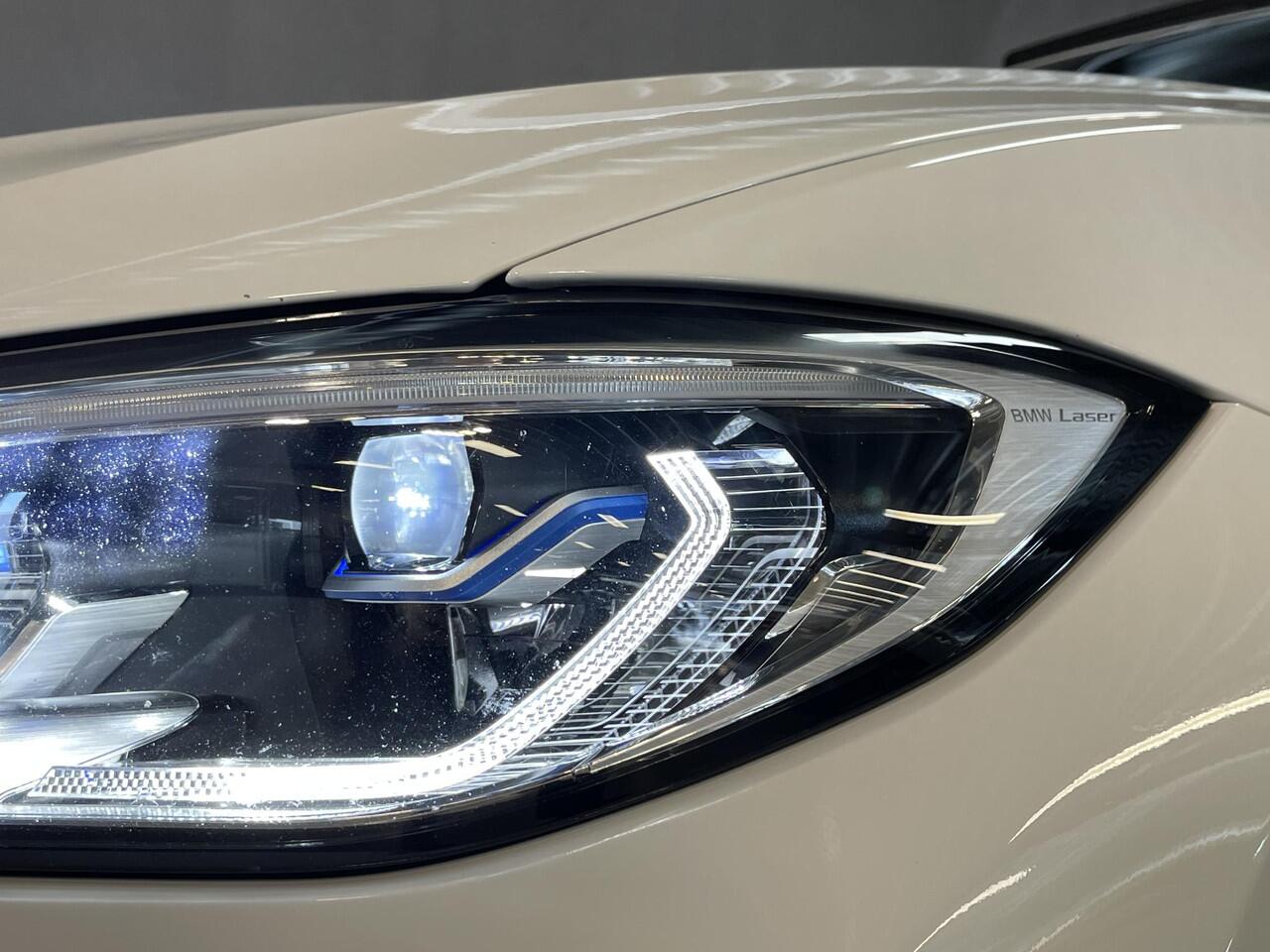 BMW 3-SERIE Touring 318i High Executive M Sport 18"/Panoramadak/Laser LED/Harman Kardon/Dodehoek/Adaptieve cruise/Keyless/Stoelverwarming