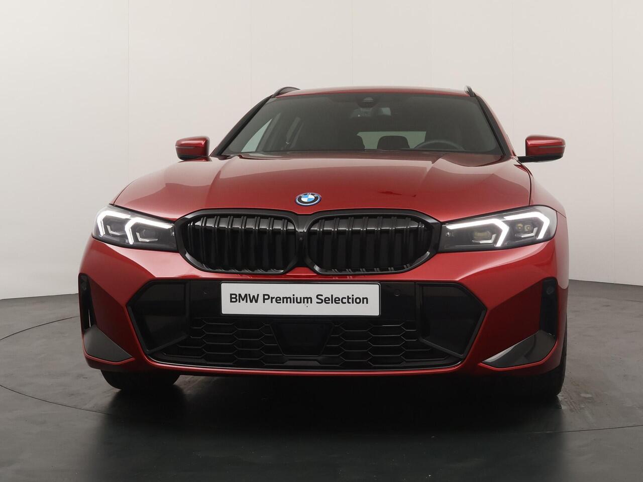 BMW 3-SERIE Touring 330e xDrive | M-Sport Pro | Head-Up | Adaptive Cruise | Trekhaak | Panoramadak | HiFi