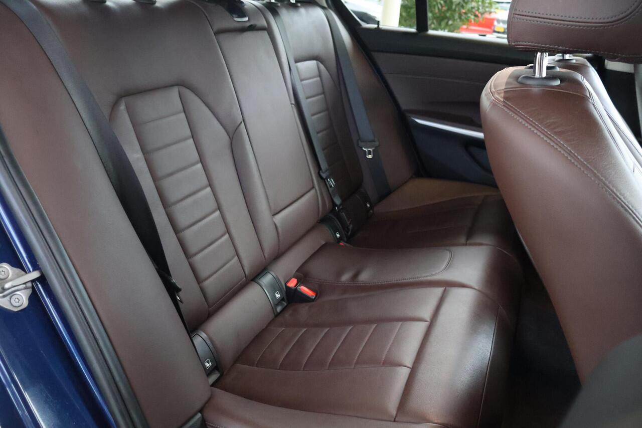 BMW 3-SERIE 320i High Executive | Luxury Line | Voorstoelen Verwarmd | Apple Carplay