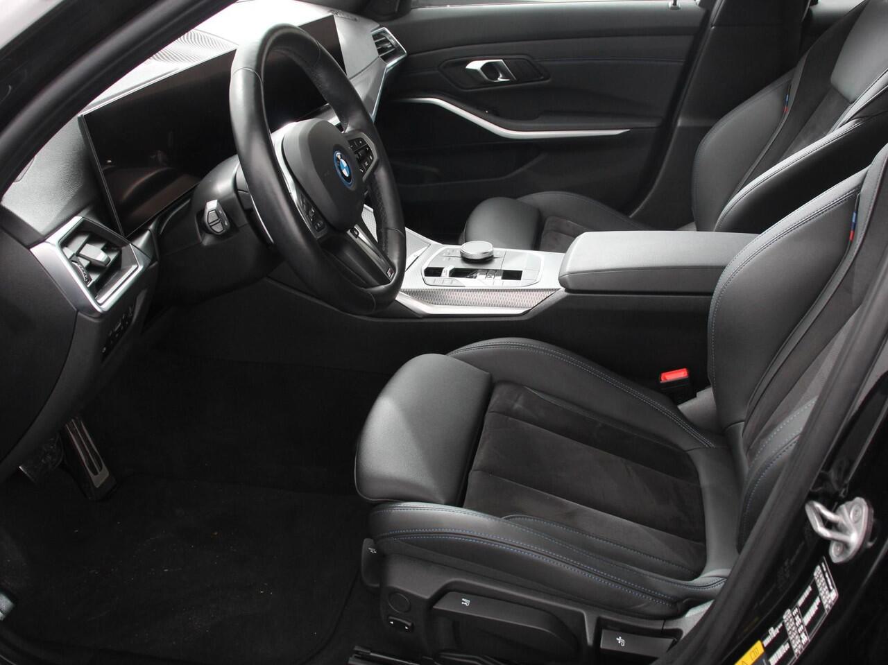 BMW 3-SERIE Touring 330e Touring M Sport PHEV Navigatie Climate Control Lichtmetalen velgen LED Virtual Cockpit Parkeersensoren Voor en Achter Achteruitrijcamera Apple carplay/ Andriod auto Stoelverwarming Stuur verwarming Elektrische achterklep Prijs Incl. BOVAG Gar