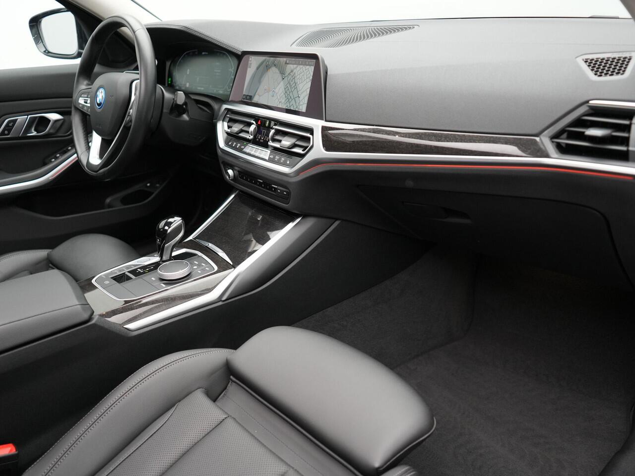 BMW 3-SERIE Touring 320e Sportline Plug In Hybrid 204pk Dealer O.H PHEV | Panodak | Lederen Sportstoelen Verwarmd | Apple Carplay | Sfeerverlichting | Navi Full Map | DAB |