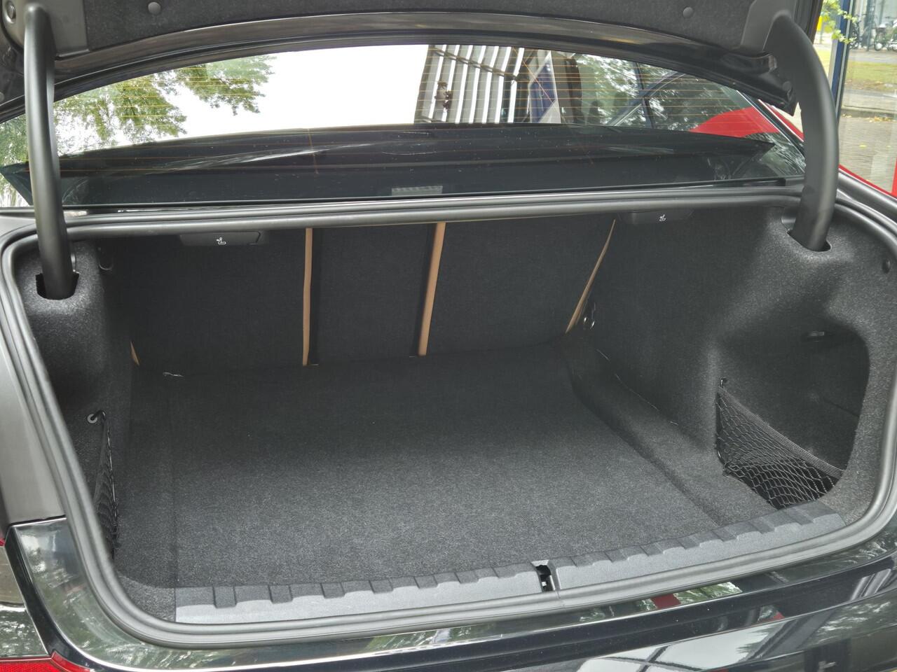 BMW 3-SERIE 318i High Executive | M Sport Pack | PDC+Camera | Climate | Panoramadak | Leder |