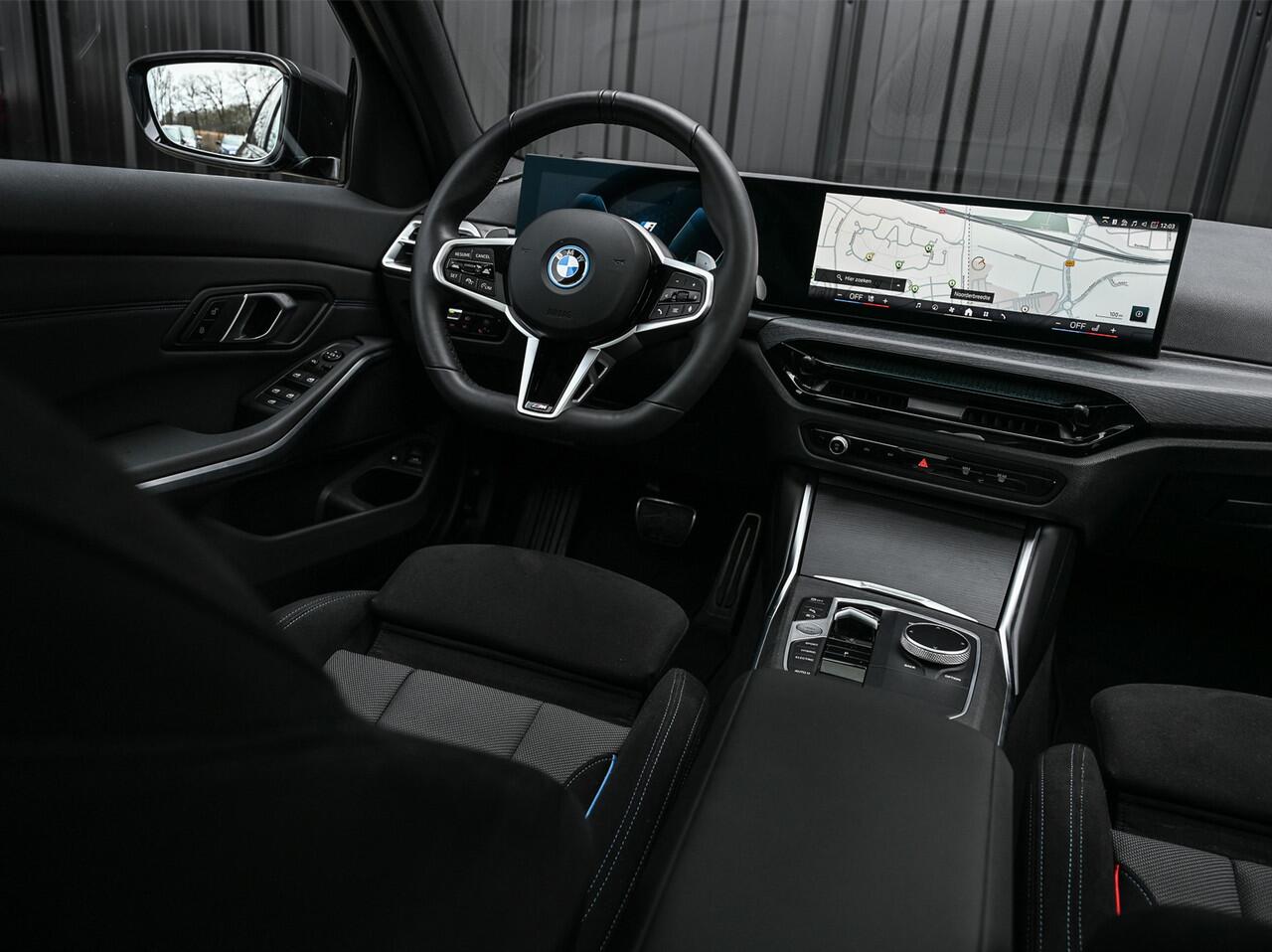 BMW 3-SERIE Touring 330e xDrive · M sport · Accu 19,5kWh · Trekhaak · Panoramadak · Active Cruise · Camera · Ambiance interieur ·