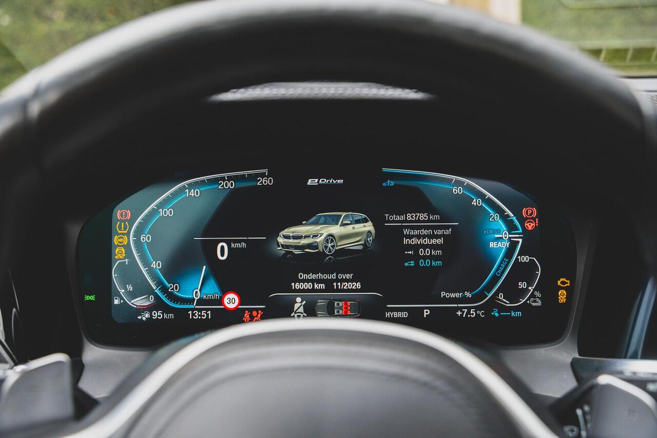 BMW 3-SERIE Touring 330e High Executive TREKHAAK | PANO | KUIPSTOELEN | LASER | ACC | H&K