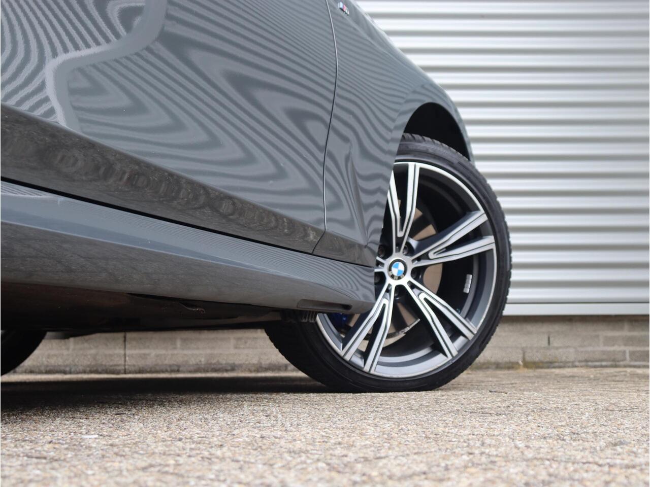 BMW 3-SERIE Sedan 330e | High Executive | M Sportpakket | Elektr. Stoelen | Comfort Access | Verwarmd Stuurwiel | Getint Glas | 19'' LMV