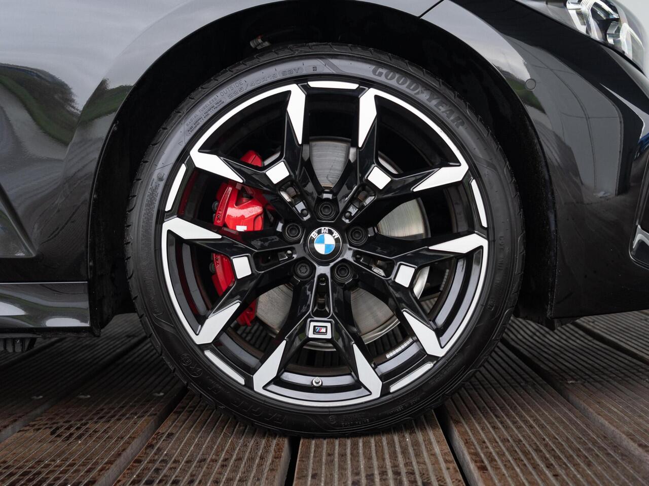 BMW 3-SERIE Sedan 330e xDrive | M Sportpakket Pro | Innovation Pack | Comfort Access | Schuif-/kanteldak | Stoelverwarming | Harman Kardon | Trekhaak