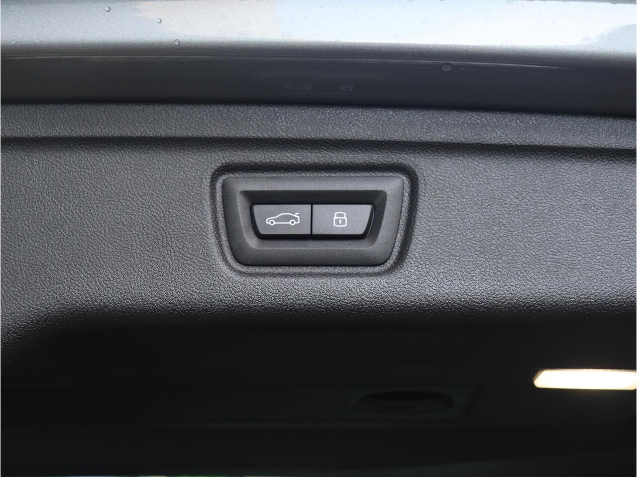 BMW 3-SERIE Touring 330e | M Sportpakket Pro | Panodak | Head-Up | Trekhaak | Driving Assistant Prof. | Parking Assistant Plus | Harman Kardon | Verwarmd Stuurwiel | 19'' LMV