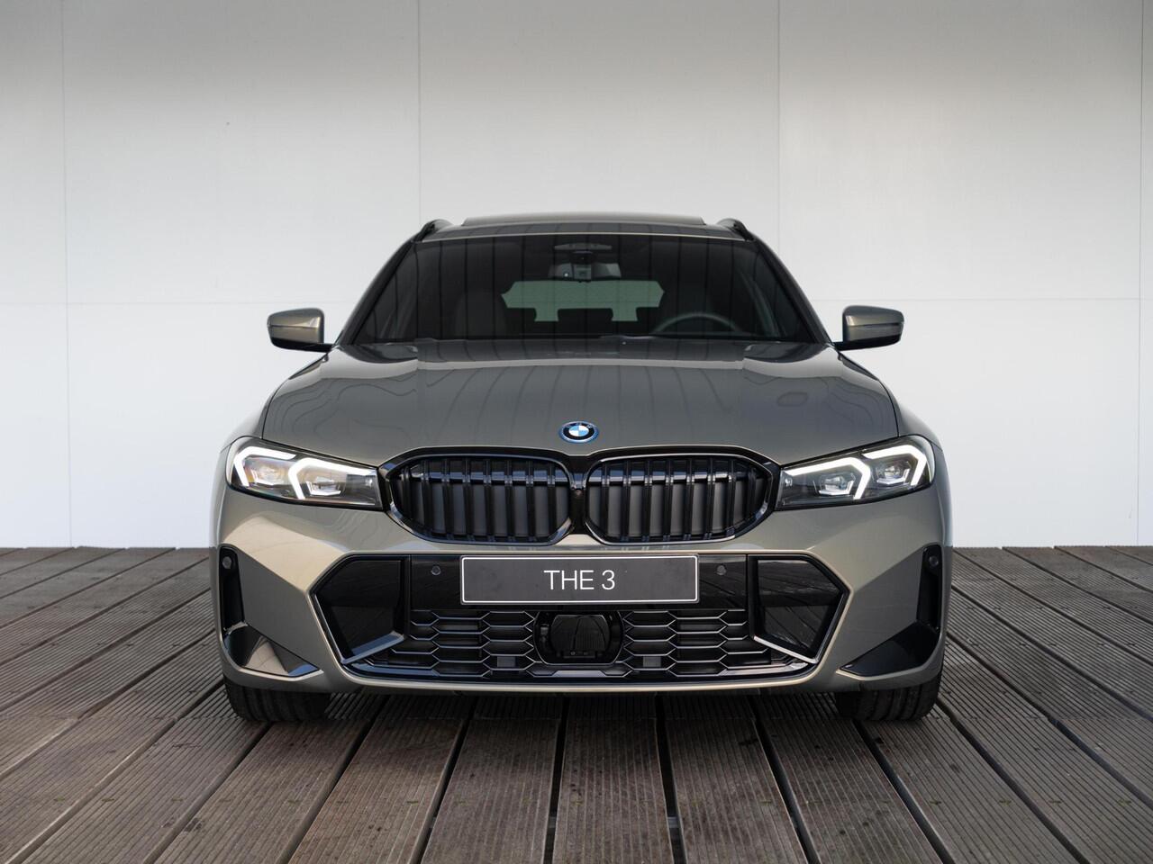 BMW 3-SERIE Touring 330e Individual Lak | M Sportpakket Pro | Innovation Pack | Comfort Pack | Panoramadak | Trekhaak