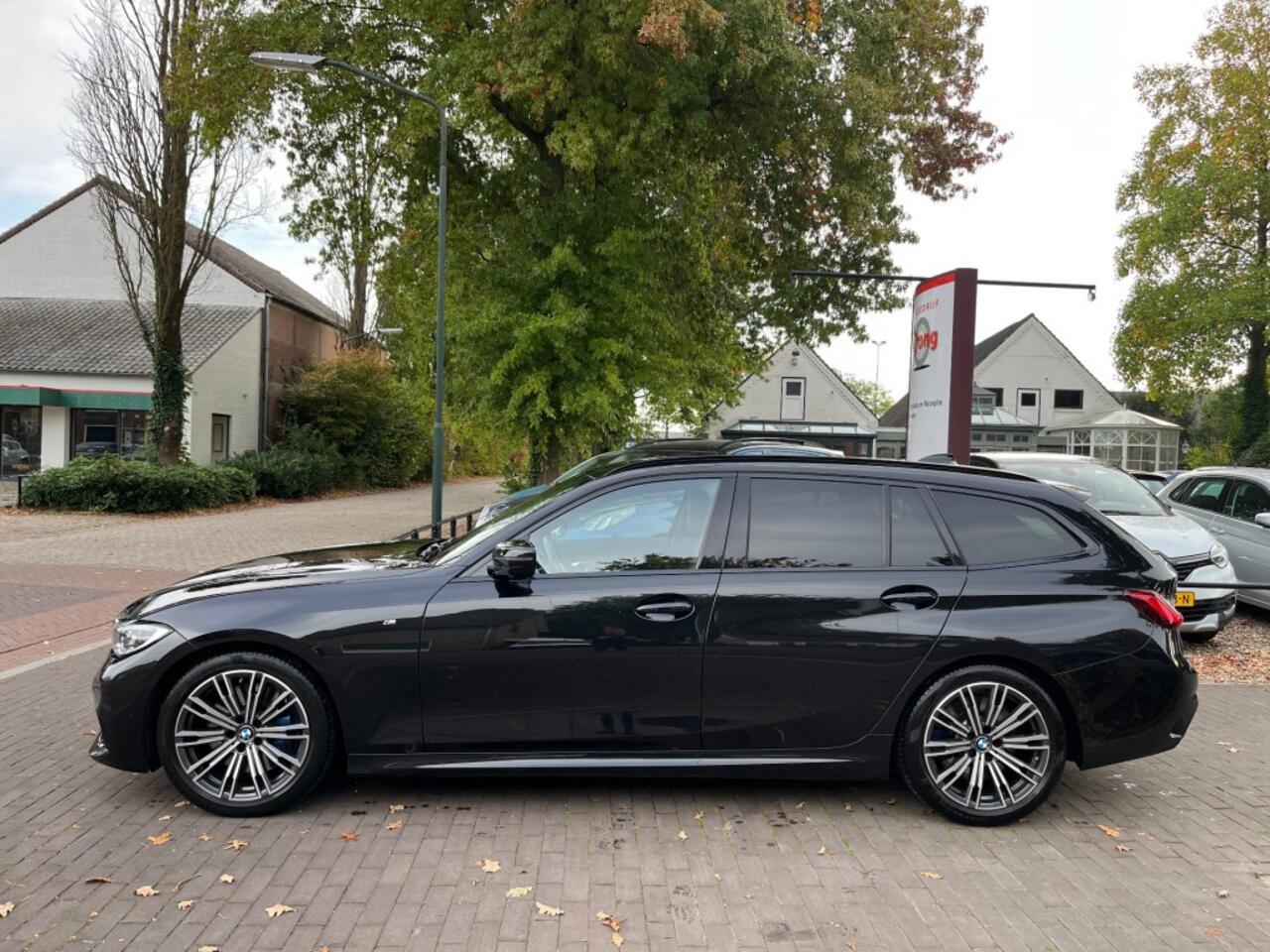 BMW 3-SERIE TOURING 330I HIGH EXECUTIVE M-PAKKET / SCHUIFDAK / NAVI / DAB