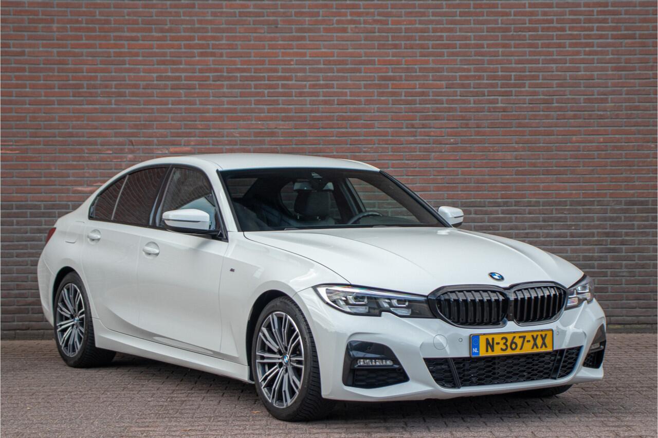 BMW 3-SERIE 318i M Sport, Stoelverwarming, Carplay, Alcantara, Sfeerverlichting, DAB+, PDC, Navigatie, Sportstoelen.