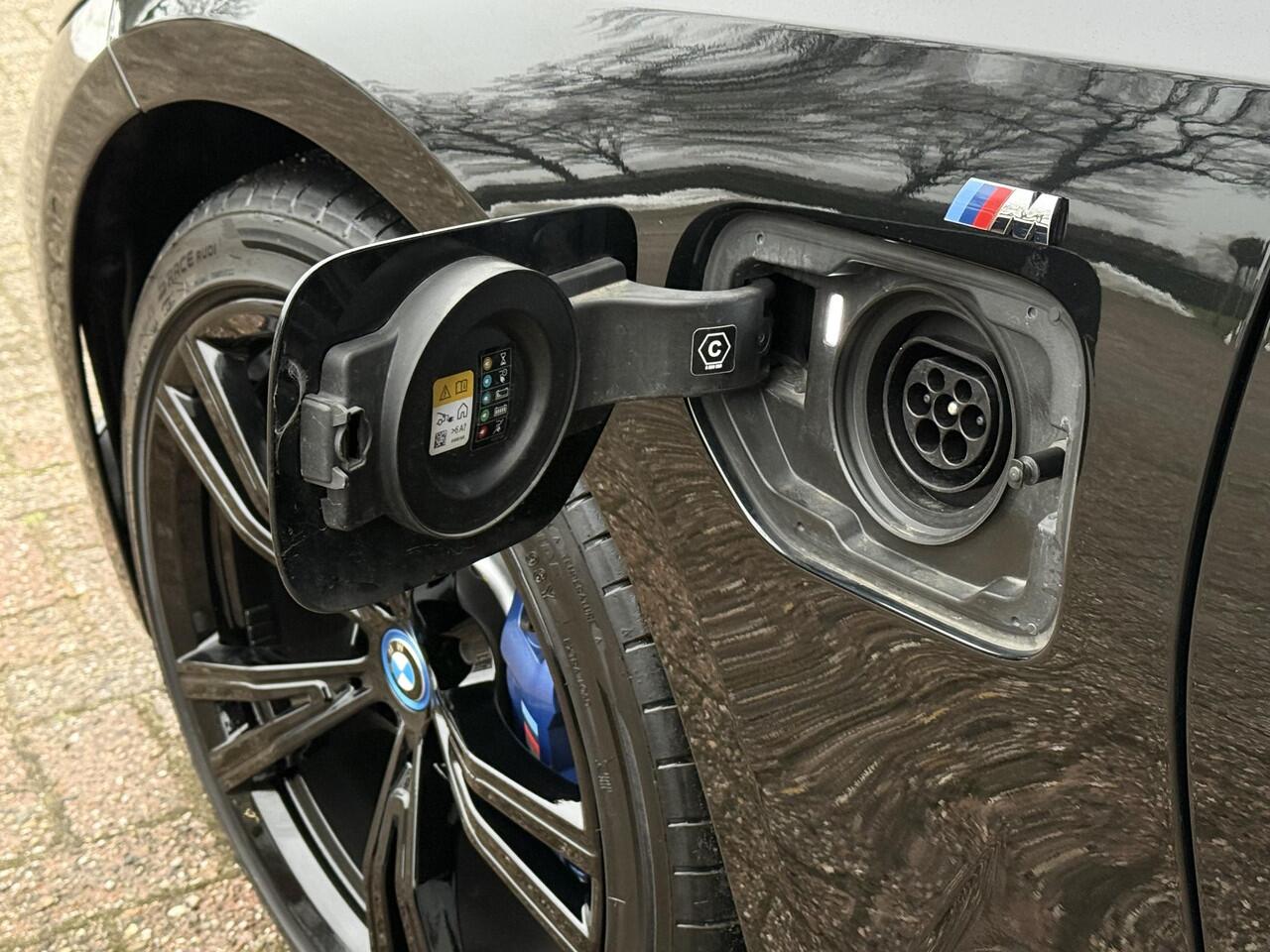 BMW 3-SERIE Touring 330e M SPORT PRO LCI | M STOELEN | MEMORY SEATS | PANORAMA | 360 CAMERA | 19 INCH LM VELGEN |