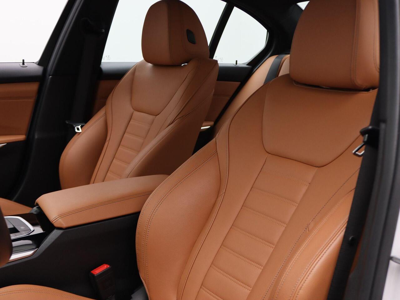 BMW 3-SERIE Sedan 330e High Executive | Model Sport Line | Parking Pack | Sportstoelen | Parking Assistant | Hemelbekleding Anthrazit | 17''