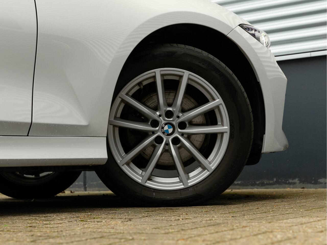 BMW 3-SERIE 320d - Sportstoelen - Trekhaak - 1-Hand - Navigatie - Bluetooth