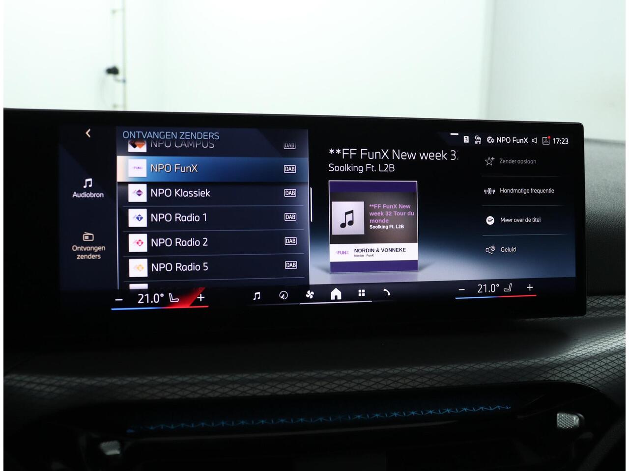 BMW 3-SERIE Touring 330e xDrive M Sportpakket Pro | Trekhaak | Panoramadak | Harman Kardon | Active Cruise Control | Comfort Access