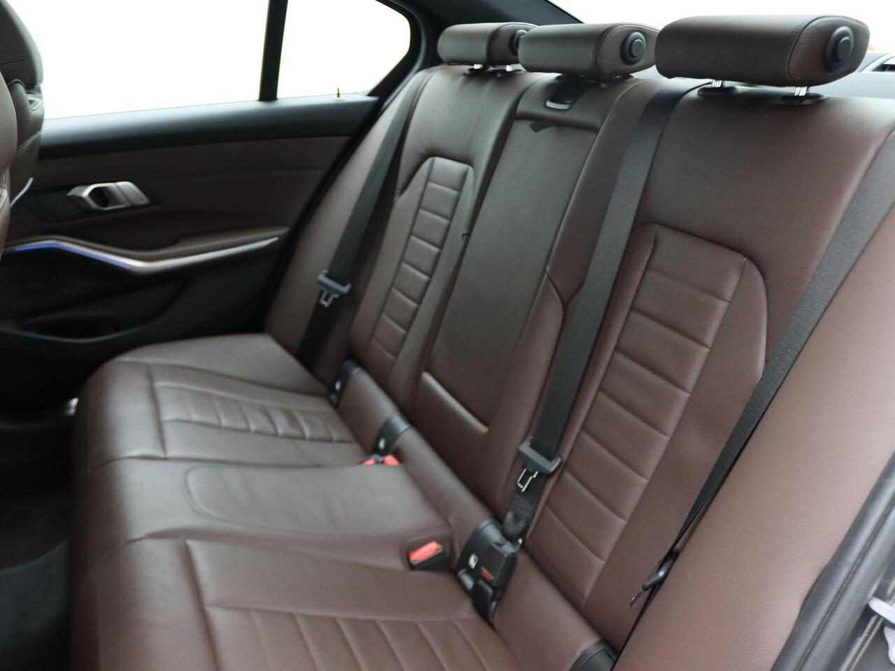 BMW 3-SERIE Sedan 330e High Executive | M Sportpakket | LED | DAB | 19''