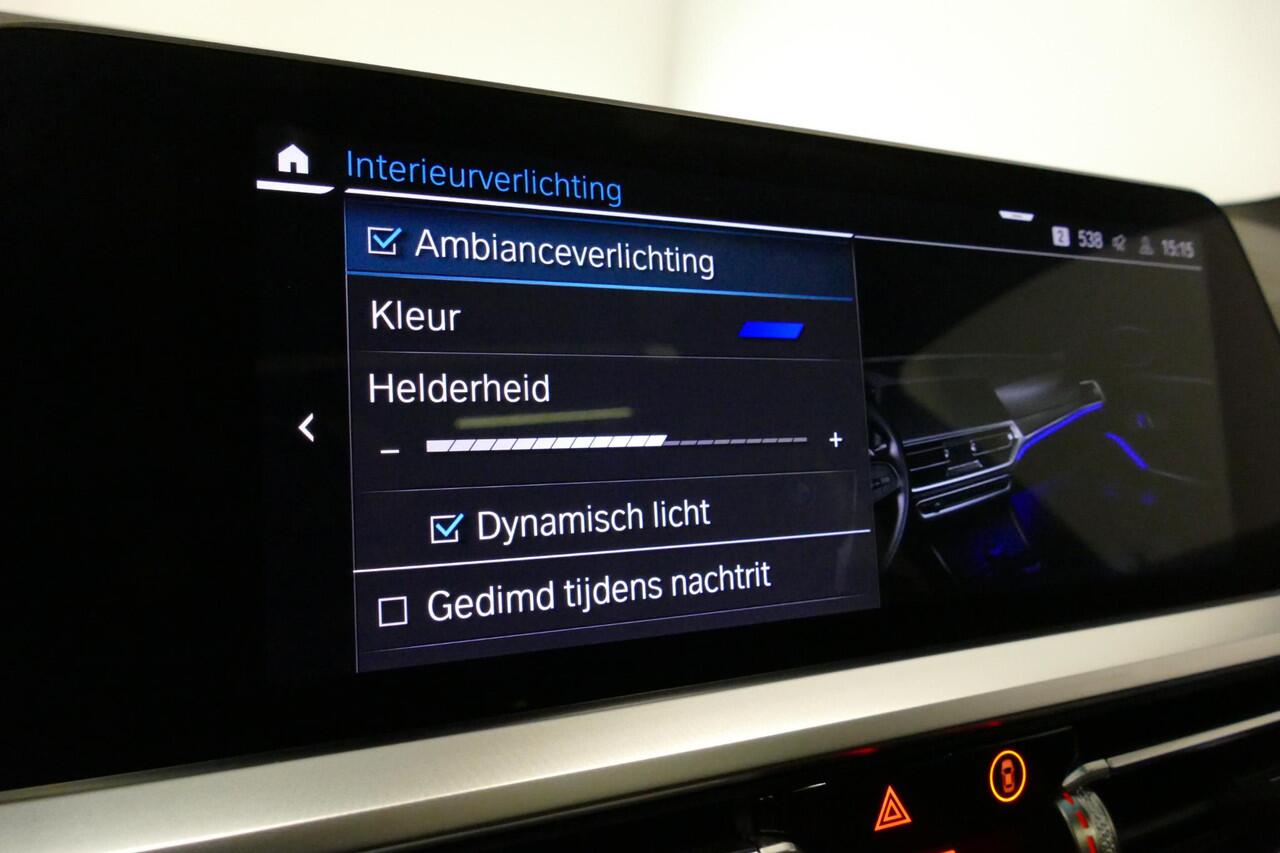 BMW 3-SERIE Touring 330e xDrive M Sport / M340i Diffuser / Black Diamond M Grill / M340i M Sport bumper pakket / Schuif-/kanteldak / Elektr. verstelbare voorstoelen (links met memory) / Stoelverwarming / Apple Carplay - Android Auto / Achteruitrijcamera / Trekhaak (z