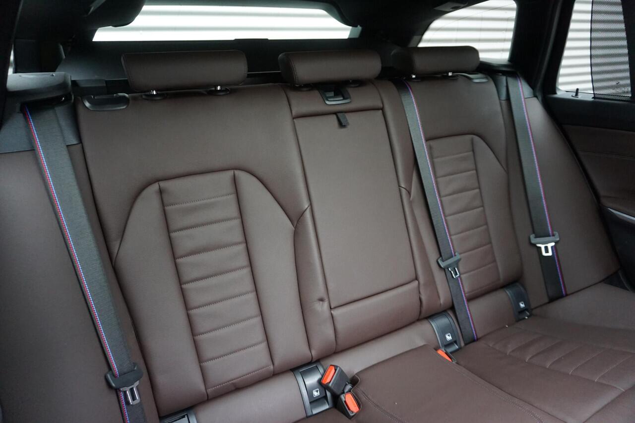 BMW 3-SERIE Touring 330i M Sportpakket Pro | Travel Pack | Glazen panoramadak | 19 inch LM Dubbelspaak | Extra getint glas | M Sportremsysteem Rot