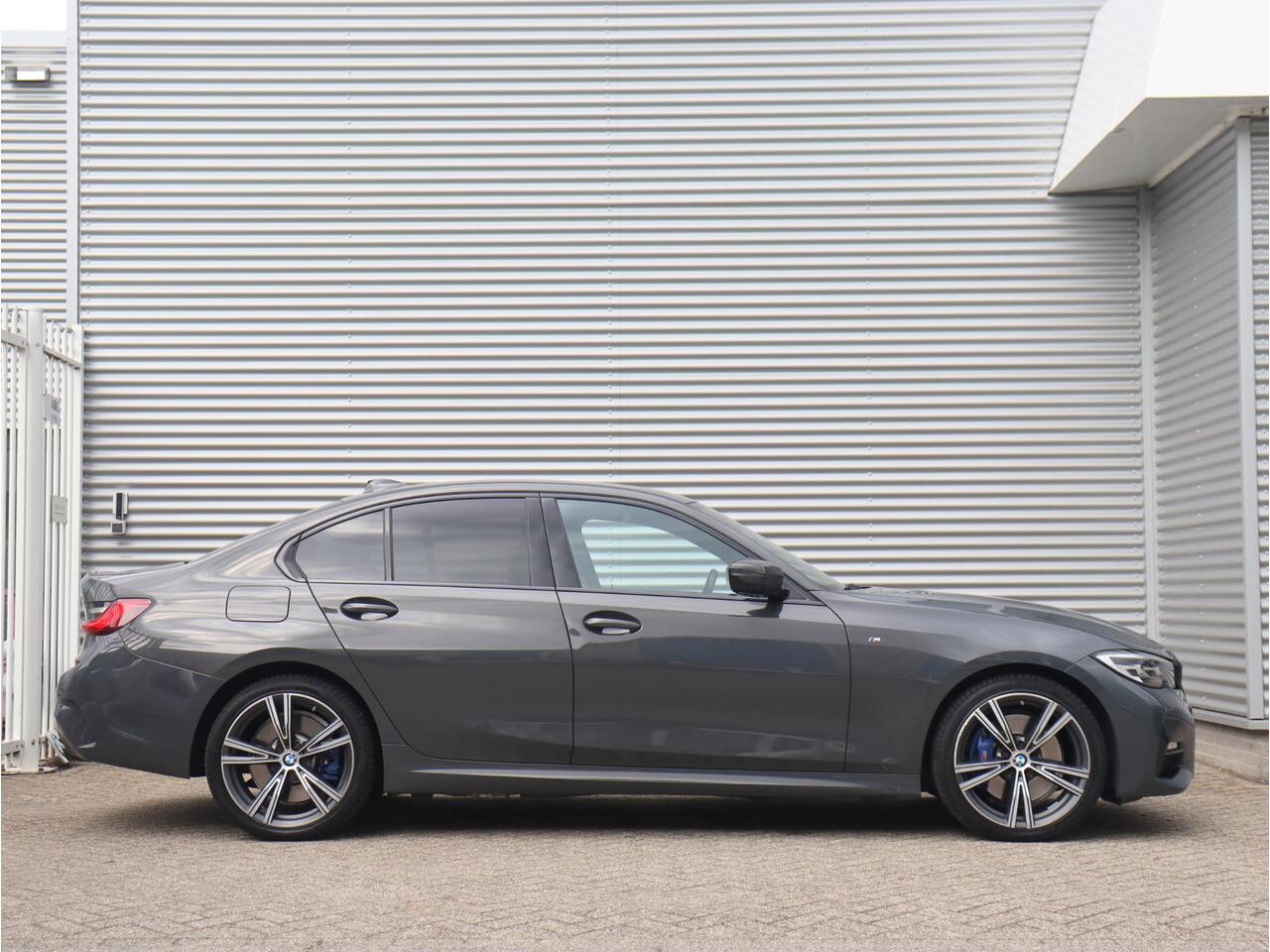 BMW 3-SERIE Sedan 330e | High Executive | M Sportpakket | Elektr. Stoelen | Comfort Access | Verwarmd Stuurwiel | Getint Glas | 19'' LMV