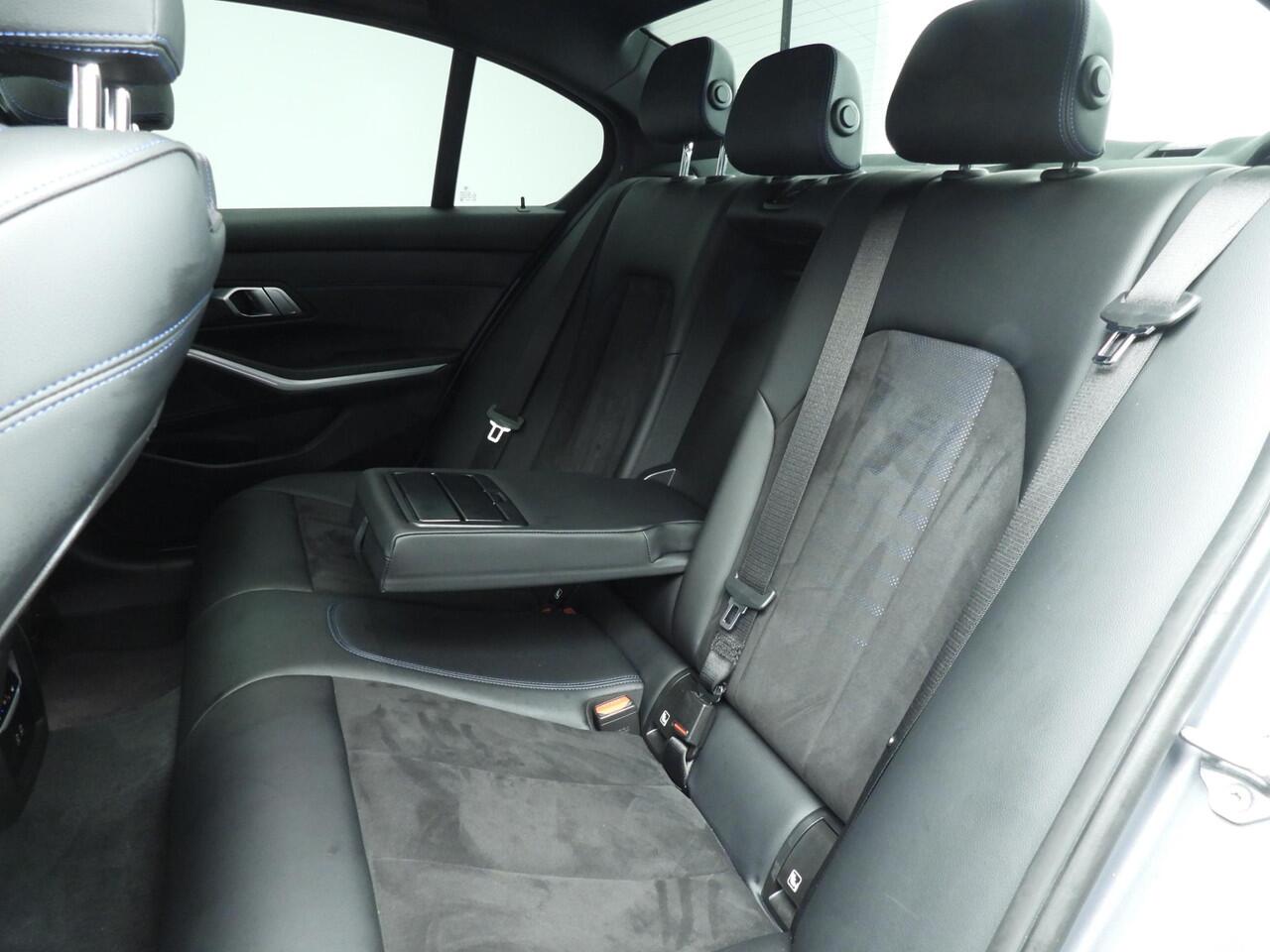 BMW 3-SERIE Sedan 320i | M-Sportpakket | LED | Navigatie | Schuifdak | Stoelverwarming | DAB | Hifi speakers | Alu 18 inch