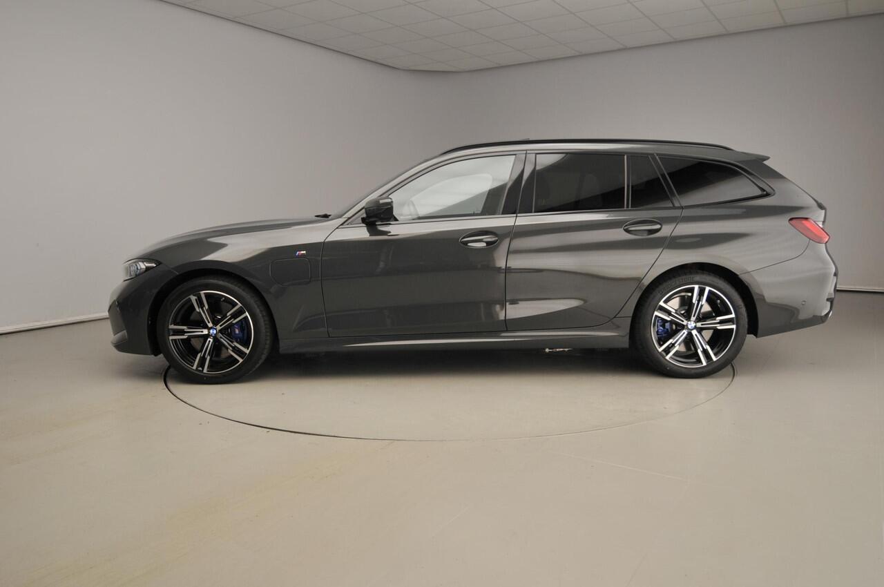 BMW 3-SERIE Touring 330e | M-Sportpakket | LED | HUD | Schuifdak | Active Cruise | Trekhaak | DAB | Hifi speakers | Alu 18 inch
