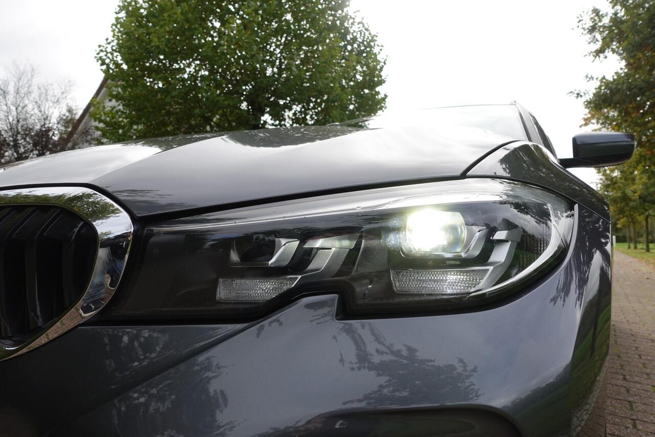 BMW 3-SERIE Touring 320i High Executive M-SPORT | Pano | LED | CarPlay | Stoelverw. | Elektr. klep | Camera |