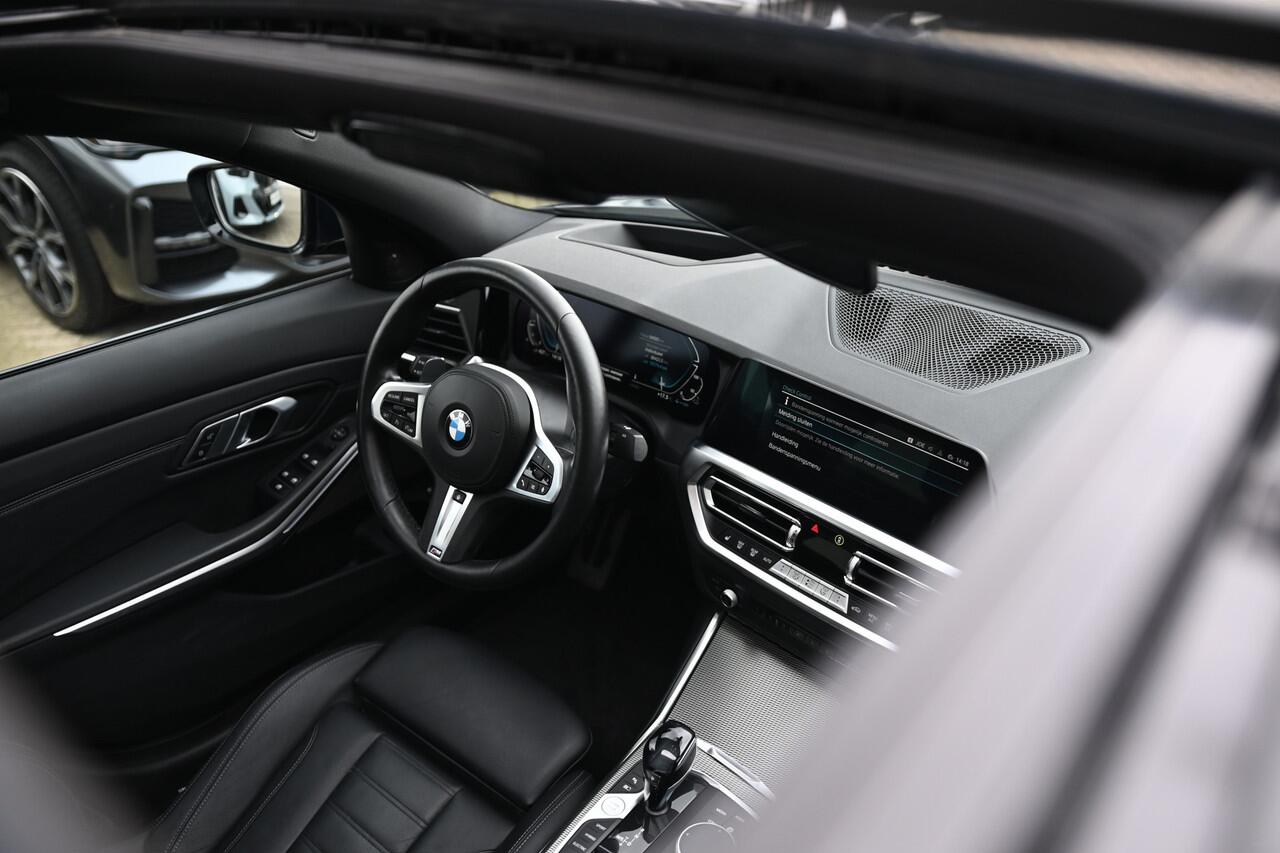 BMW 3-SERIE 320e High Executive M Sport Automaat / Schuif-kanteldak / Sportstoelen / Achteruitrijcamera / Stuurverwarming / LED / Head-Up / Harman Kardon / Stoelverwarming