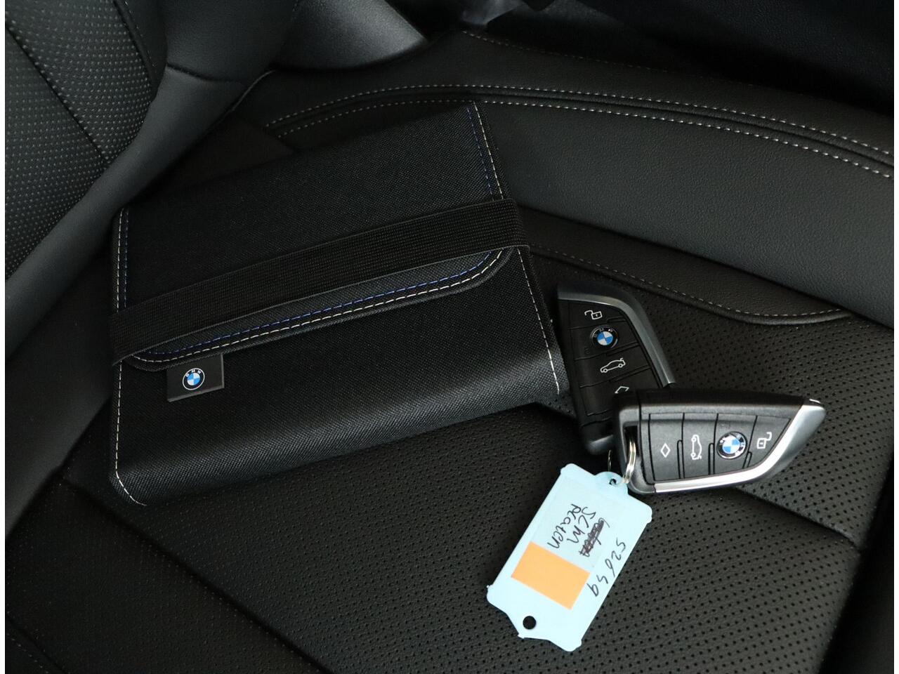 BMW 3-SERIE Touring 330e xDrive M Sportpakket Pro | Trekhaak | Panoramadak | Harman Kardon | Active Cruise Control | Comfort Access