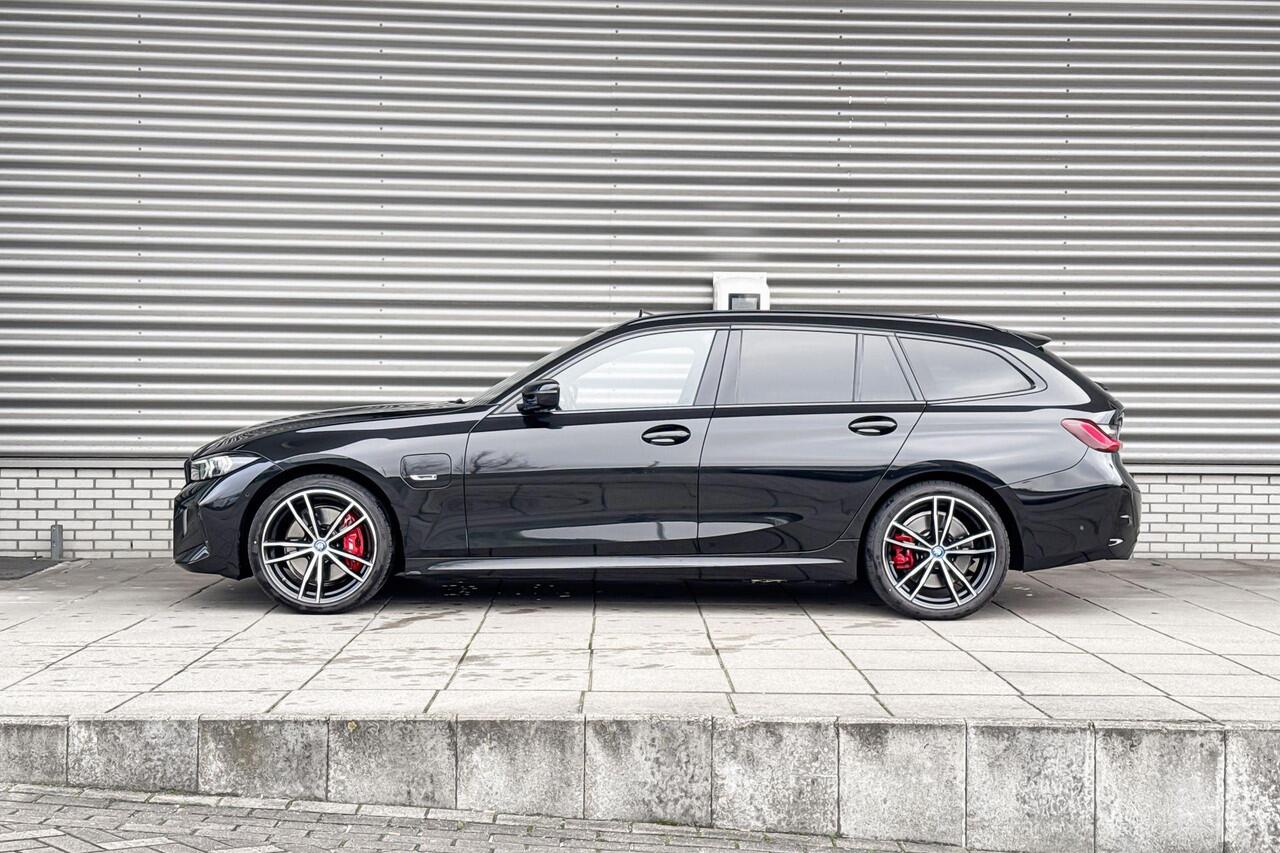 BMW 3-SERIE Touring 330e M Sportpakket Pro / Travel Pack / Comfort Pack / Entertainment Pack / Stuurwielrand verwarmd / Comfort Access / Trekhaak / Achteruitrijcamera / Panoramadak / Elektrisch verstelbare stoelen