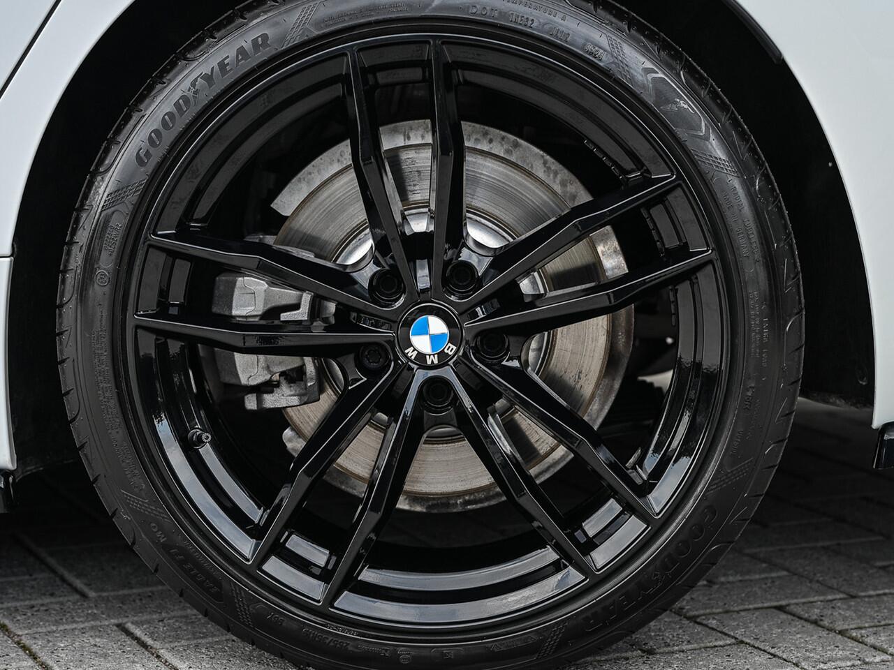 BMW 3-SERIE Touring 330e xDrive M-SPORT | FACELIFT | ACCU 19,5 kWh | ACTIVE CRUISE | HIFI AUDIO | CAMERA | FULL-LED | STUUR- EN STOELVERWARMING | EL. TREKHAAK