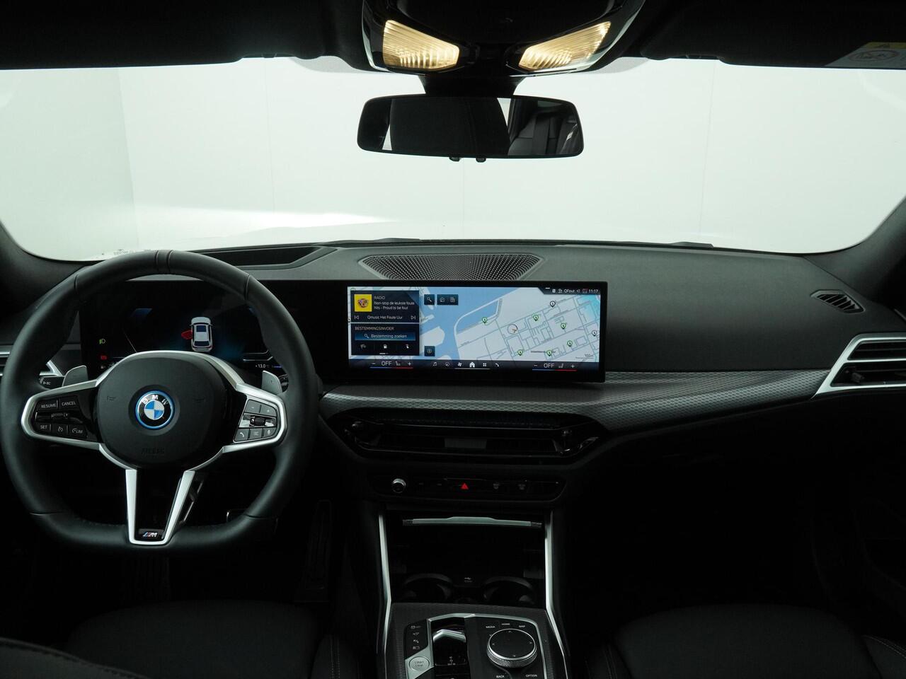 BMW 3-SERIE Touring 330e M-Sportpakket | Panoramadak | HiFi | Driving Assistant | Elektrische stoelen |