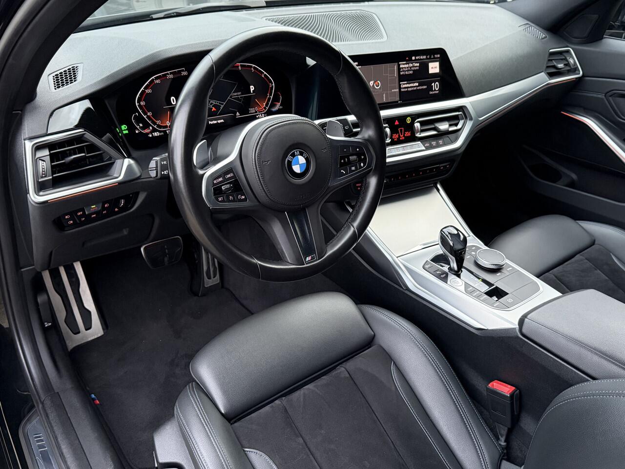 BMW 3-SERIE Touring 318i | M-Sport | 19" | HiFi | Camera | Elek. Trekhaak | Shadow Line + | Getint Glas