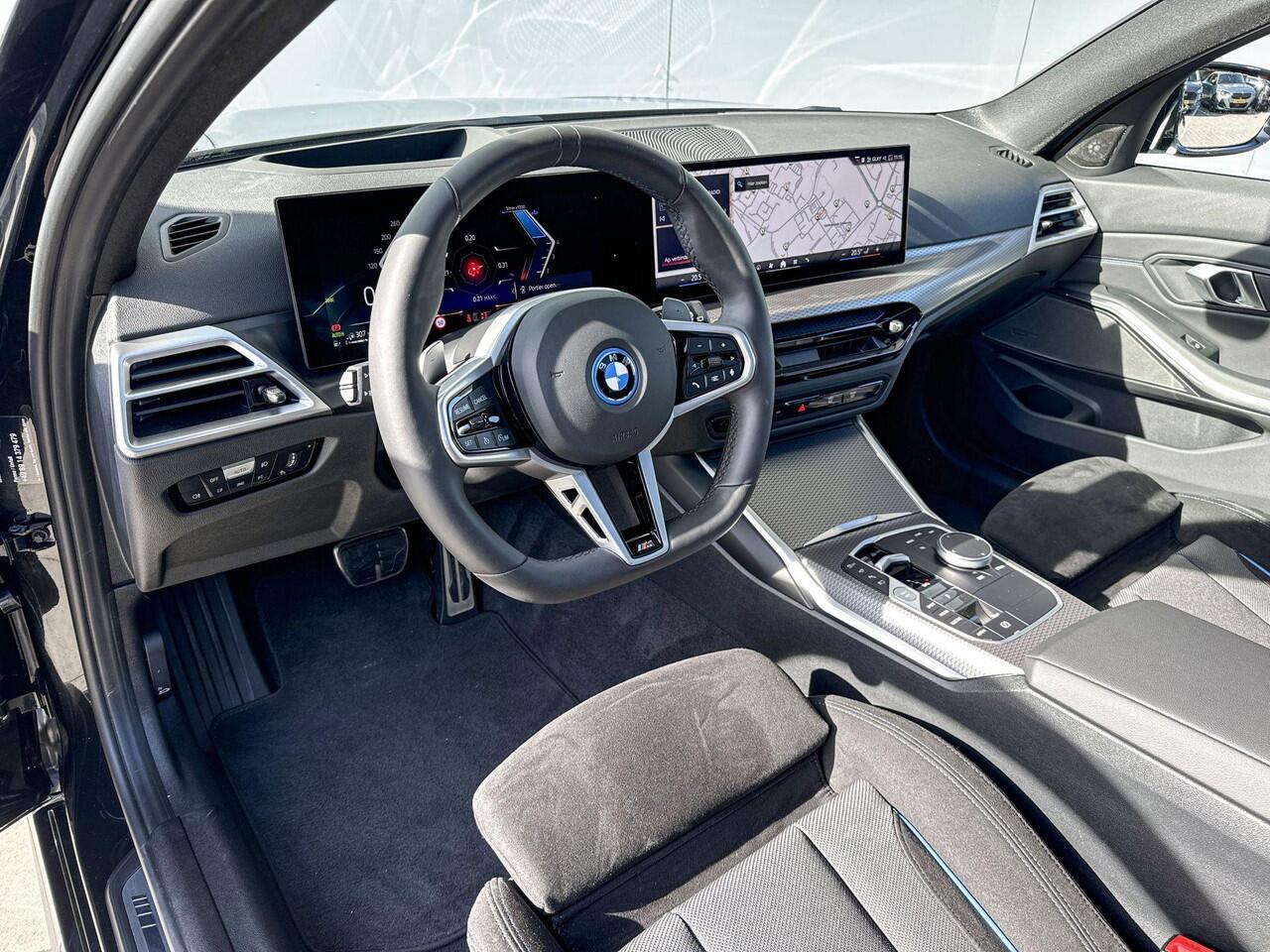 BMW 3-SERIE Touring 330e xDrive Harman Kardon audio / Glazen dak / 19 inch / Achteruitrij Camera
