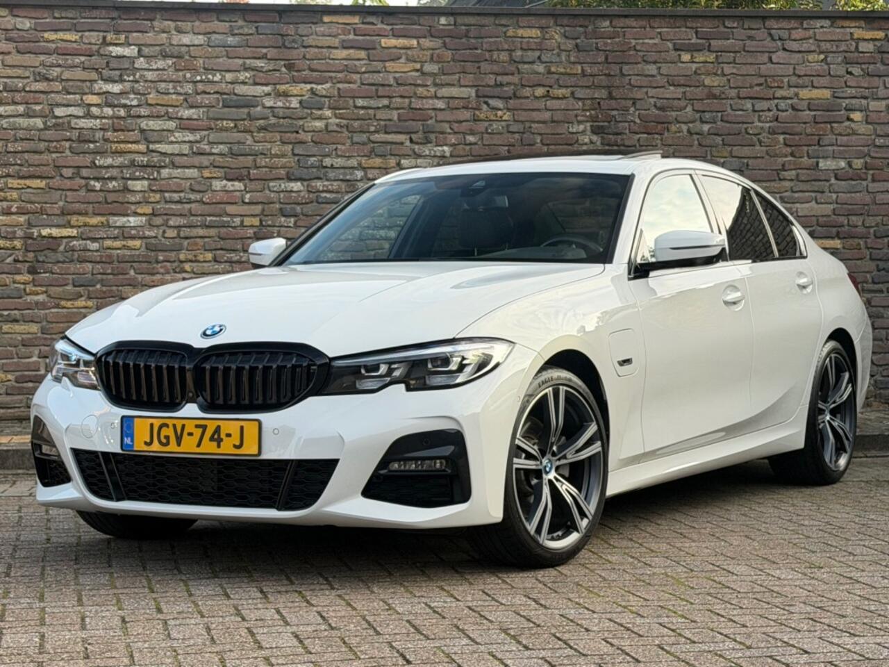 BMW 3-SERIE 320E M-Sport Panodak 19 Inch Keyless