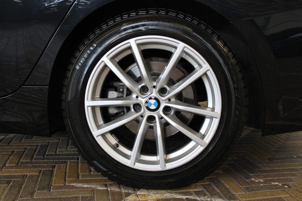 BMW 3-SERIE Touring 318i High Executive | Incl. 12 maanden garantie | Trekhaak elektrisch uitklapbaar | Harman/Kardon audio | Apple Carplay/Android Auto | | Sport stoelen | DAB | Voorstoelen verwarmd | Elektrische achterklep |