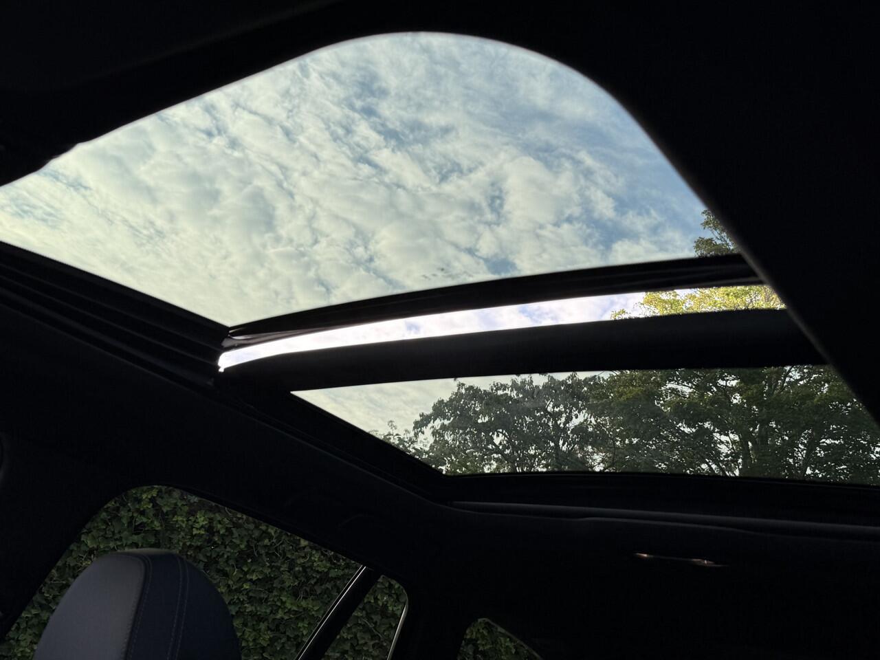 BMW 3-SERIE Touring 330e | NW Model | M-Sport | 18'' | Panorama | Elek. Trekhaak | Camera | HiFi